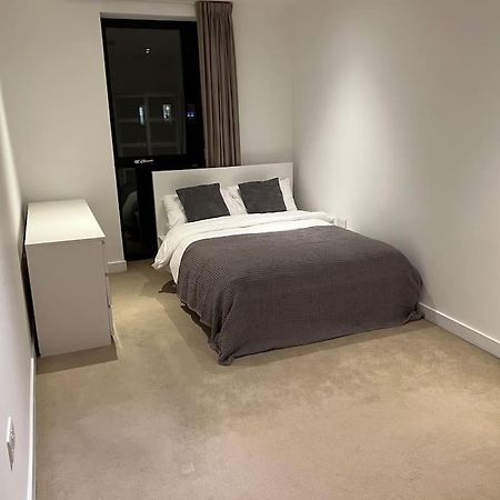 Modern 2 Bed - Olympic Park Stratford Apartman London Kültér fotó