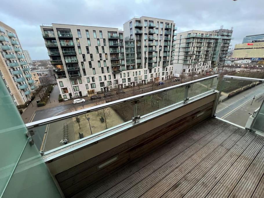 Modern 2 Bed - Olympic Park Stratford Apartman London Kültér fotó
