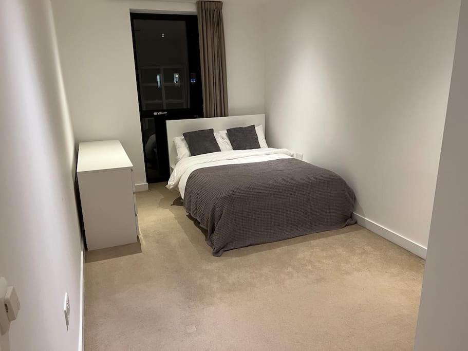 Modern 2 Bed - Olympic Park Stratford Apartman London Kültér fotó