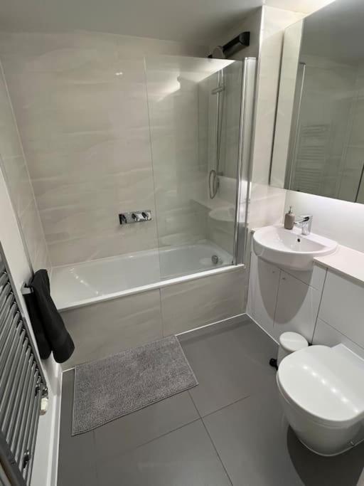 Modern 2 Bed - Olympic Park Stratford Apartman London Kültér fotó