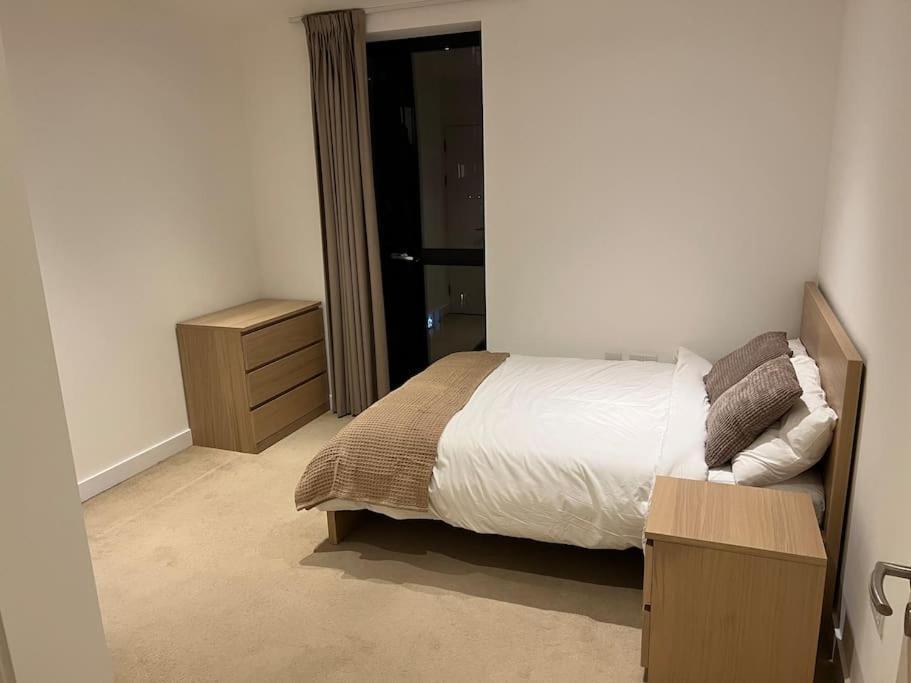 Modern 2 Bed - Olympic Park Stratford Apartman London Kültér fotó