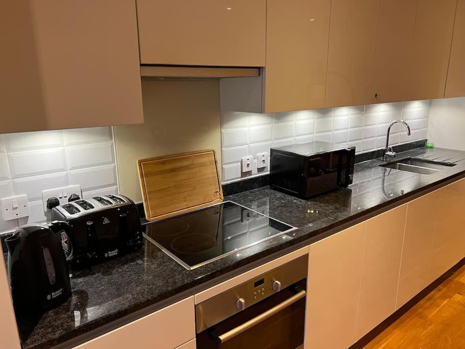 Modern 2 Bed - Olympic Park Stratford Apartman London Kültér fotó
